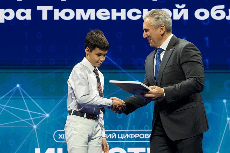 Александр Моор вручил награды победителям чемпионата по робототехнике и программированию на Кубок губернатора