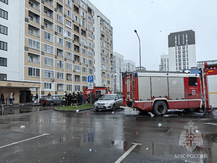 В Тюмени на 10 этаже высотки загорелась квартира