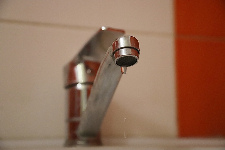 Ржавая вода и холодные батареи: Эксперт объяснил, как добиться перерасчета за ЖКХ без управляющей компании