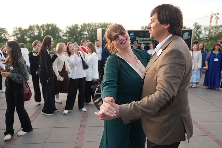 На набережной Тюмени проходит первый общегородской выпускной