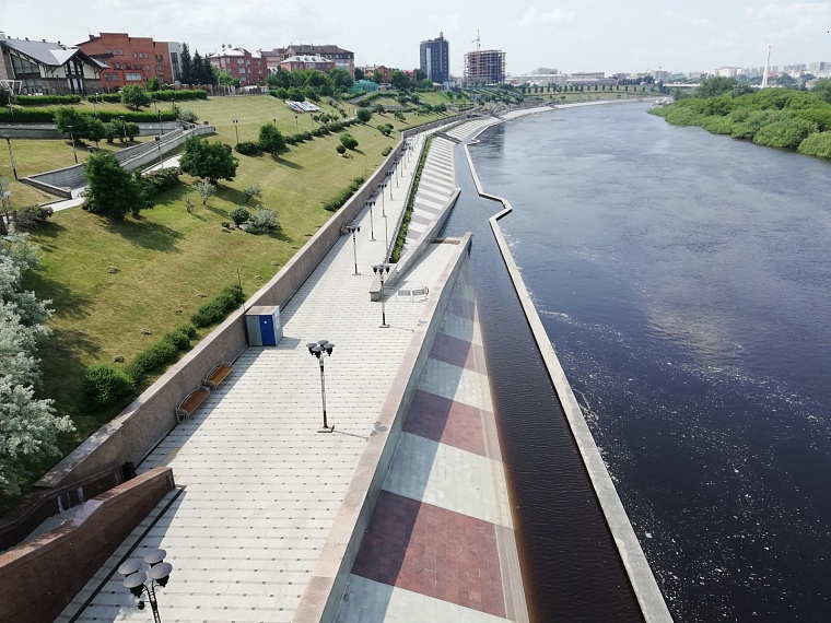 В Тюмени снижается уровень Туры: из-под воды показались перила
