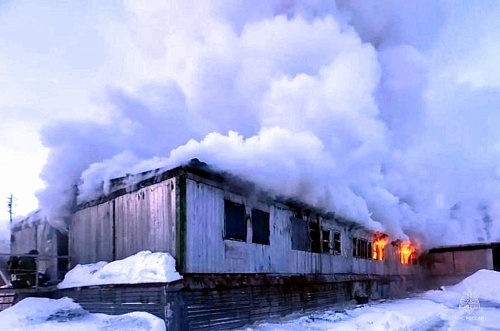 В Тюменском округе тушили крупный пожар в административном здании