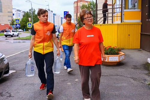 «Чистая вода»: добровольцы штаба #МЫВМЕСТЕ доставили 3 000 литров воды жителям Тюмени