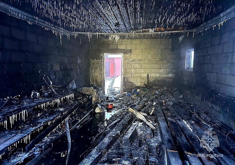 Сотрудники МЧС ликвидировали пожар в деревне под Тюменью