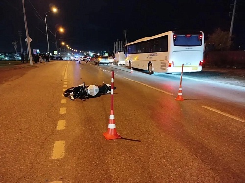 Мотоциклист под Тюменью сбил двух школьников и погиб