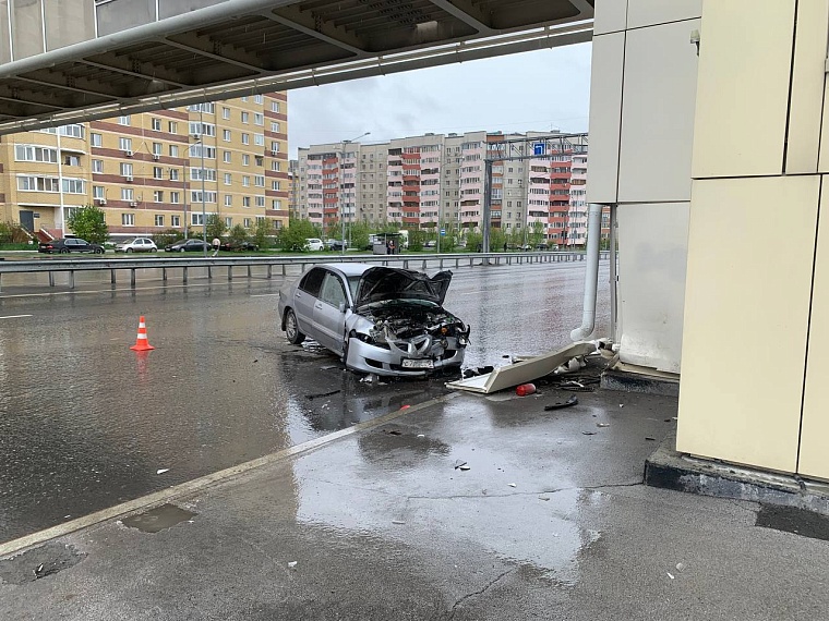 Водитель врезался в надземный переход в Тюмени и сбежал