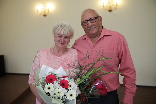 В Заводоуковске поздравили супругов с изумрудной свадьбой