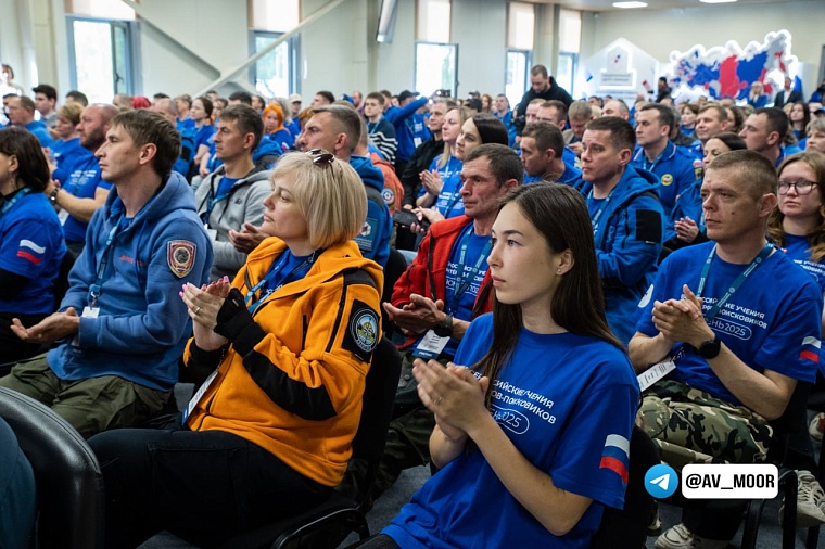 Александр Моор вручил сертификаты участникам Всероссийского слёта волонтёров-поисковиков