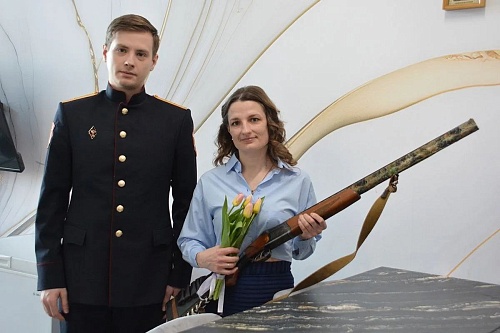 Росгвардейцы поздравили владеющих оружием тюменок с Международным женским днем