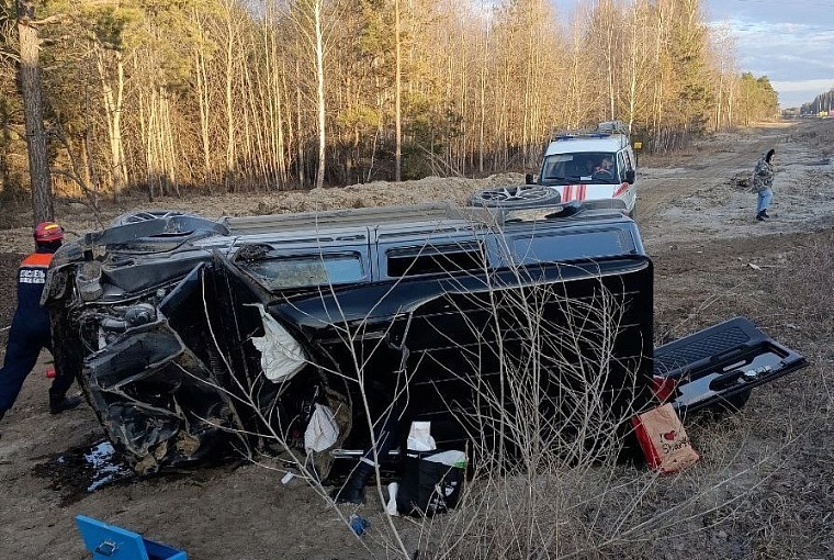 После ДТП тюменским спасателям пришлось доставать водителя из озера