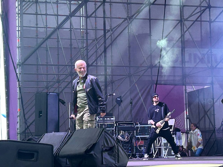 Олег Газманов и Максим Афанасьев вручили дроны бойцам СВО