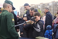На мирной броне: юные тюменцы с удовольствием фотографируются с военной техникой ТВВИКУ