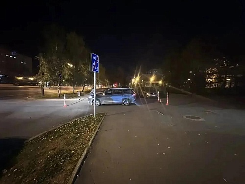 В Тюмени две школьницы на прокатном электросамокате врезались в «Чери»