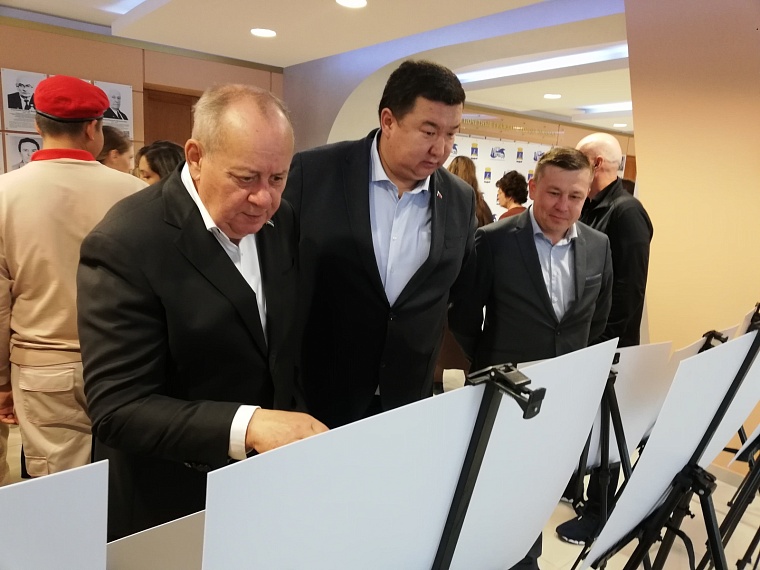 В Тюменской городской думе открылся Всероссийский фотопроект «Китель Победы»