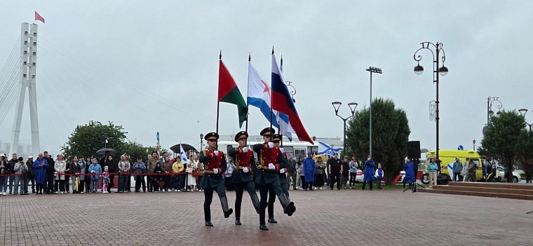 Утро в Тюмени началось с торжественного митинга у Вечного огня