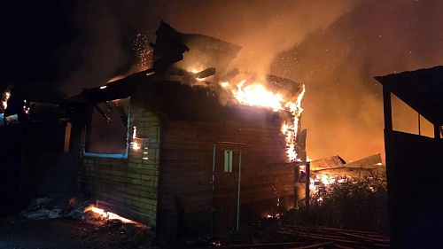 Крупный пожар на Салаирском тракте в Тюмени ликвидировали ночью, специально отключали электричество