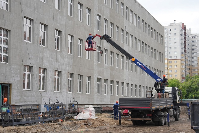 Максим Афанасьев сообщил о ходе строительства школ на улице Красных Зорь и в Ямальском-1