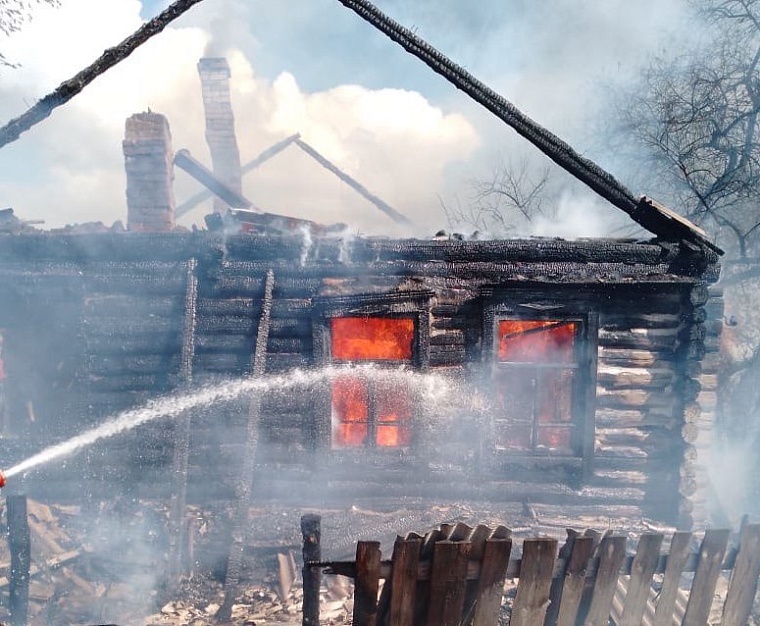 В частном доме в тюменском селе во время пожара погиб мужчина