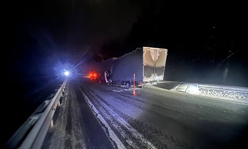 На тюменской трассе "ГАЗ" врезался в стоящую фуру, водитель погиб