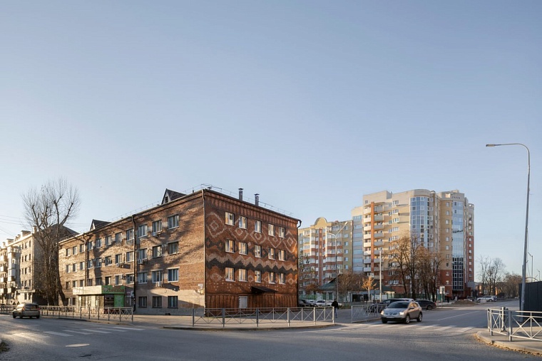 На улице Котовского в Тюмени появился «вязаный» мурал