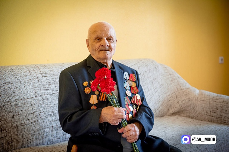 Александр Моор поздравил почетного гражданина, ветерана-фронтовика Николая Иванцова со 100-летием
