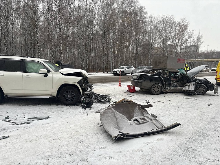 В Тюмени у развязки на Мельникайте-Дружбы в ДТП погиб водитель «Тойоты»