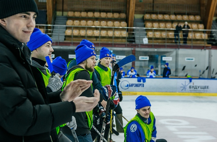 Хоккей на валенках объединил авитаторов