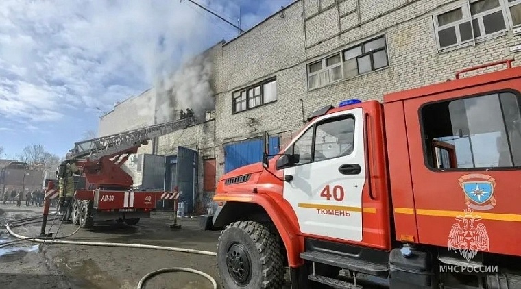В Тюмени тушат пожар в производственном здании на улице Мелиораторов