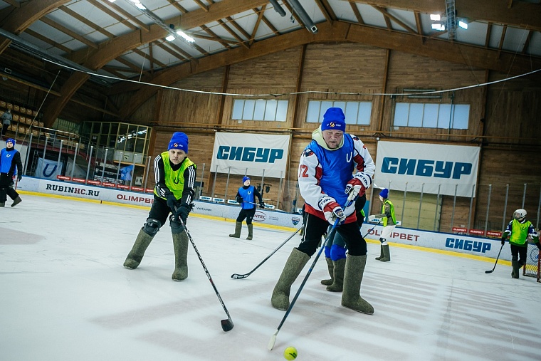 Хоккей на валенках объединил авитаторов