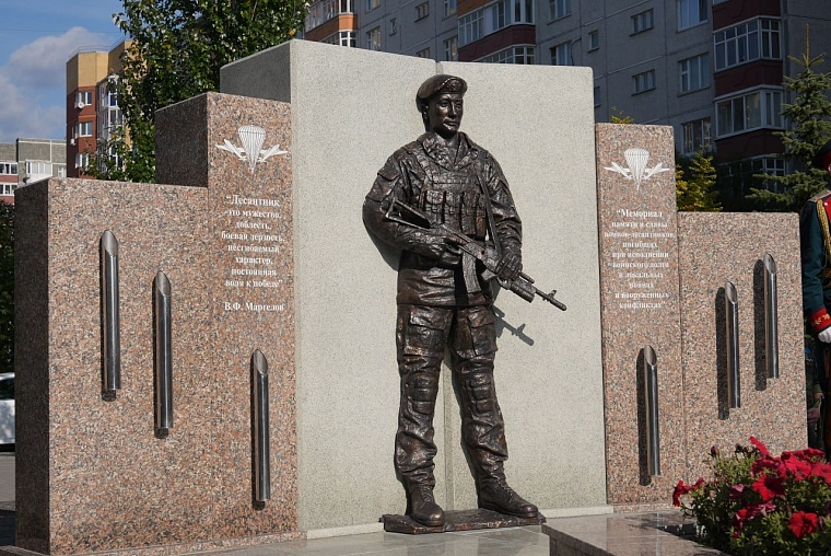 В Тюмени открыли мемориал памяти и славы воинов-десантников, погибших при исполнении воинского долга