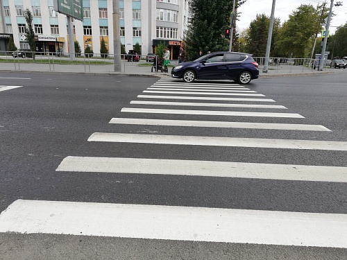 На ул. Барнаульской в Тюмени установили современную проекционную подсветку на «зебру»
