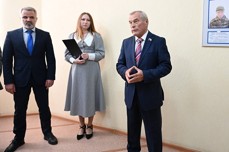 Доску почета, посвященную участникам СВО, открыли в здании тюменского Главпочтамта