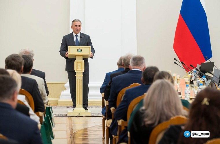 Александр Моор вручил тюменцам госнаграды накануне Дня Тюменской области