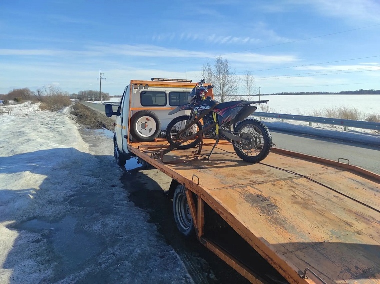 В Заводоуковском округе сотрудники ГАИ эвакуировали питбайки у подростков