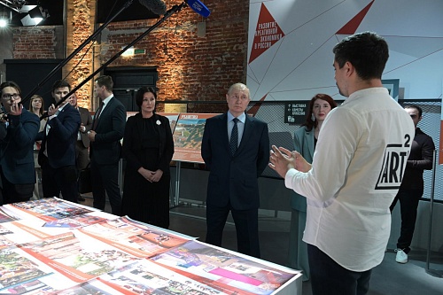 Владимир Путин осмотрел выставку креативных индустрий, где представлена Тюмень