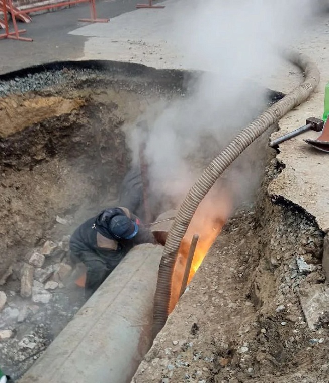 В центре Тюмени восстановили магистральную теплосеть после порыва