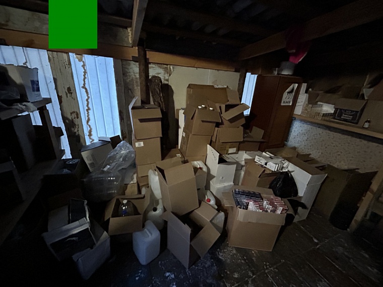 Гараж с нелегальным табаком: тюменские полицейские обнаружили крупную партию контрафакта