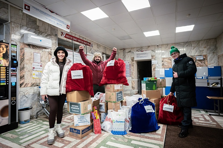 У детской больницы в Тюмени прошел "Самый добрый флешмоб"