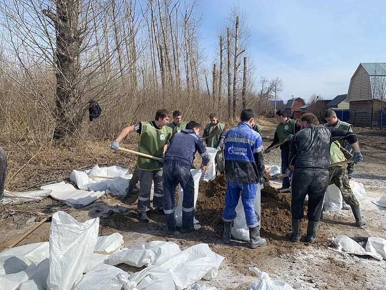 Больше ста волонтеров работают на укреплении дамбы в Ишимском и Казанском районах