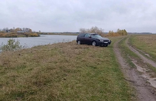 В тюменской деревне водитель "Ниссана" утонула, опрокинув машину в реку