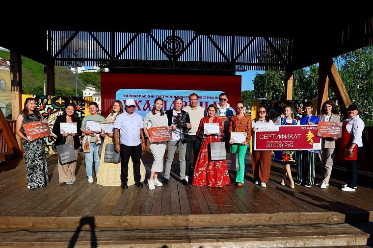 На фестивале "Уха-Царица" тоболяки и гости города съели 17 котлов ухи