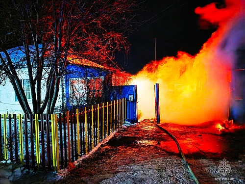 В Омутинском во время пожара в гараже погиб человек