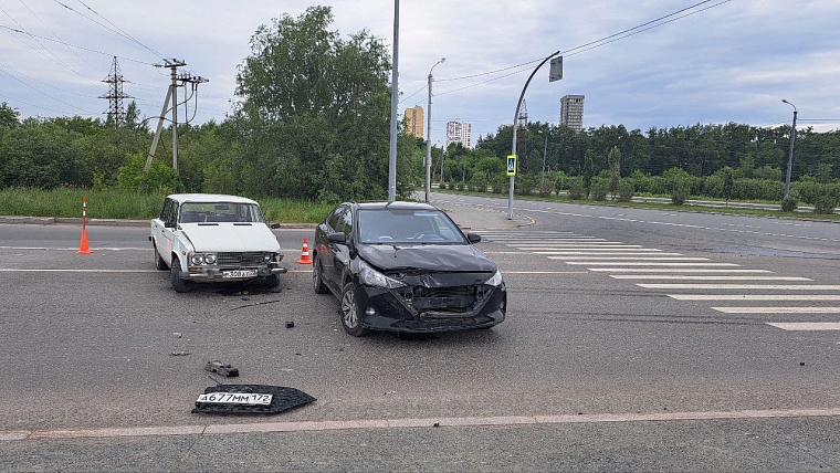 В столкновении "Хендэ" с "шестеркой" в Тюмени пострадал двухлетний ребенок