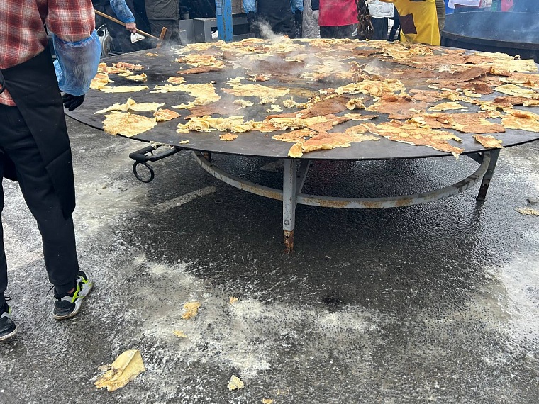 Рецепты с изюминкой: в Ялуторовске пекари сошлись в битве гигантских блинов