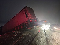 На трассе Тюмень - Омск под Заводоуковском погиб водитель "КамАЗа", движение ограничено