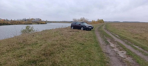 В тюменской деревне водитель "Ниссана" утонула, опрокинув машину в реку