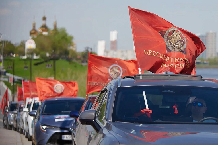 Два десятка машин с фотографиями участников Великой Отечественной войны проехали по Тюмени