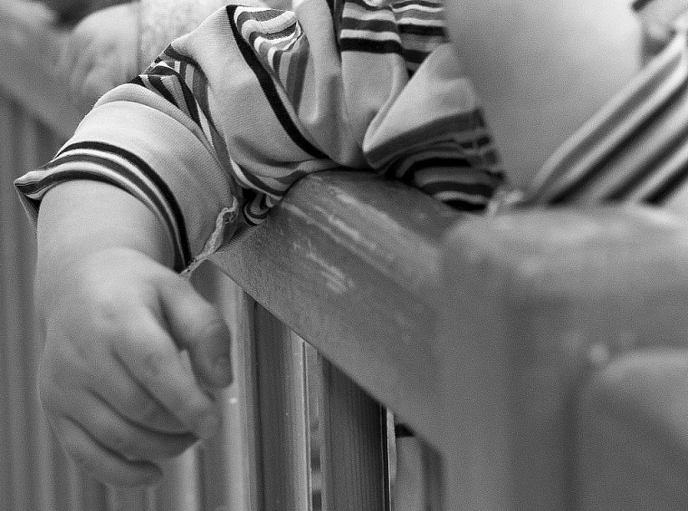 Двухлетний малыш ушел из дома и замерз насмерть, пока отец был пьян