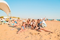 Юные отдыхающие на оздоровительном пляже Черного моря