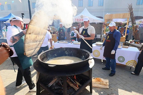 На фестивале "Уха-Царица" тоболяки и гости города съели 17 котлов ухи